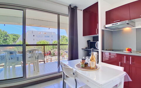 Les Terrasses du Ponant: Appartement, Stoel, Balkon, Keuken En Eettafel, Keuken