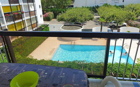 Les Terrasses du Ponant: Eigendom, Backyard, Gras, Werf, Architectuur, Tafel, Vrije Tijd, Binnenplaats, Huis, Landscaping