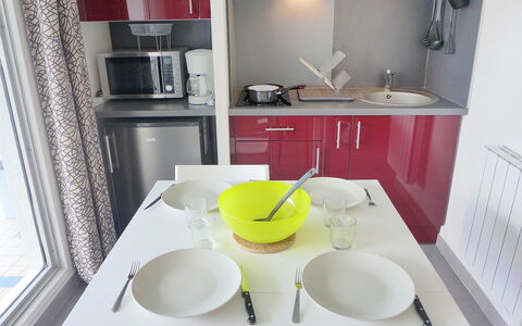 Les Terrasses du Ponant: Kamer, Eigendom, Wastafel, Badkamer, Interieur Ontwerp, Countertop, Geel, Meubilair, Keuken, Huis