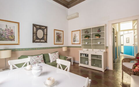 Rome: Historical City Center 721: Eigendom, Kamer, Interieur Ontwerp, Meubilair, Gebouw, Huis, Onroerend Goed, Plafond, Muur, Tafel