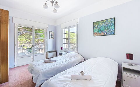Les Trois a: Slaapkamer, Bed, Laken, Bedding, Interieur Ontwerp, Verdieping, Plafond, Huis, Meubilair, Bed Frame