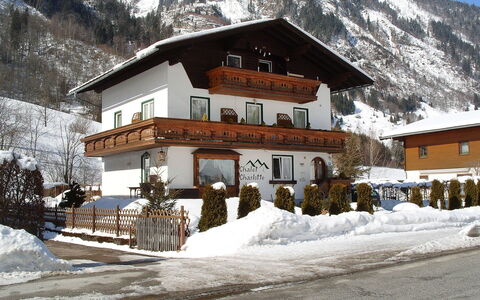 Charlotte 50604-002146-2020: Berg, Sneeuw, Gebouw, Venster, Lucht, Helling, Huis, Onroerend Goed, Geologisch Fenomeen, Bergketen