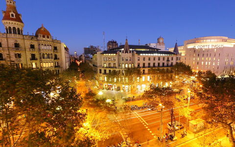 Plaza de Catalunya - Pso. de Gracia: Landmark, Stad, Lucht,  Dorf\, Nacht, Stedelijk Gebied, Menselijke Nederzetting, Architectuur, Gebouw, Boom