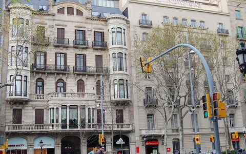Plaza de Catalunya - Pso. de Gracia: Gebouw, Architectuur, Buurt, Landmark,  Dorf\, Stad, Gemengd Gebruik, Facade, Stedelijk Gebied, Menselijke Nederzetting