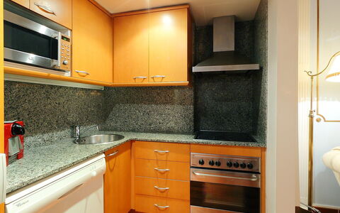 Plaza de Catalunya - Pso. de Gracia: Countertop, Eigendom, Kamer, Cabinetry, Keuken, Meubilair, Geel, Interieur Ontwerp, Gebouw, Tegel