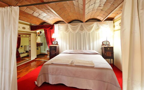 Plaza de Catalunya - Pso. de Gracia: Slaapkamer, Bed, Kamer, Meubilair, Eigendom, Hemelbed, Interieur Ontwerp, Plafond, Laken, Bed Frame