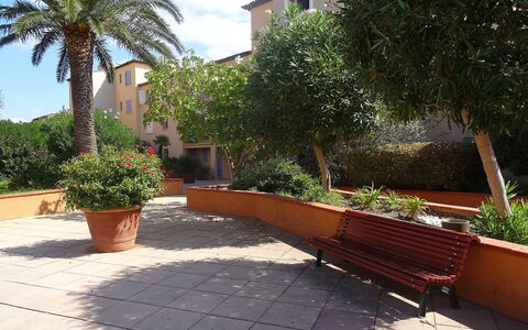 L'Annonciade: Struik, Woongebied, Tuin, Schaduw, Hacienda, Landscaping, Werf, Gang, Binnenplaats