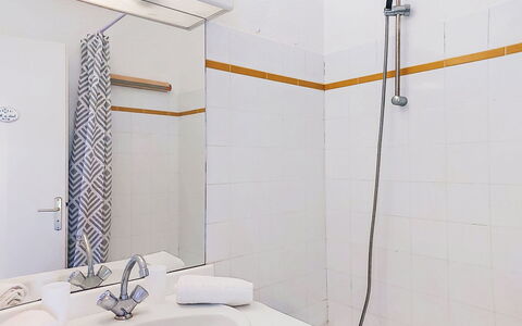 L'Annonciade: Loodgieterswerkinrichting, Flooring, Interieur Ontwerp, Badkamer, Verdieping, Loodgieter, Kraan, Wastafel, Kamer, Douche