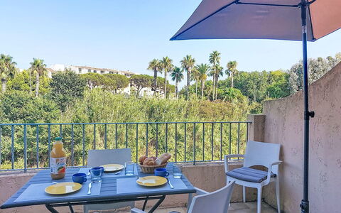 L'Annonciade: Buitenmeubels, Meubilair, Stoel, Schaduw, Buitentafel, Balkon, Eco Hotel, Zwembad, Toevlucht