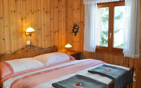 Himmulriich: Slaapkamer, Bed, Meubilair, Kamer, Laken, Bed Frame, Eigendom, Bedding, Interieur Ontwerp, Muur