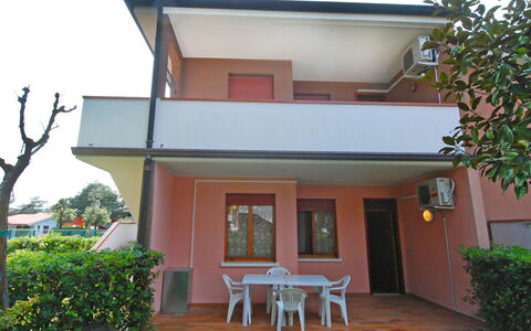 Villaggio Azzurro: Fabriek, Gebouw, Eigendom, Venster, Lucht, Schaduw, Tafel, Boom, Verlichting, Gras