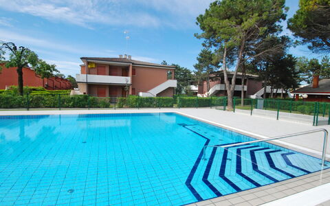 Villaggio Azzurro: Water, Lucht, Fabriek, Wolk, Eigendom, Gebouw, Zwembad, Meubilair, Stoel, Azure