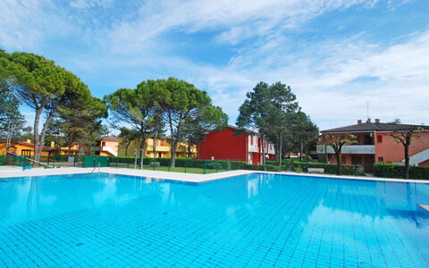 Villaggio Azzurro: Water, Lucht, Wolk, Fabriek, Eigendom, Zwembad, Blauw, Boom, Gebouw, Zwemwater