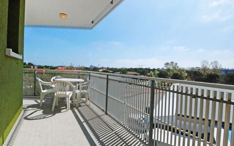 Bibione 320: Lucht, Hek, Wolk, Schaduw, Boom, Gebouw, Onroerend Goed, Samengesteld Materiaal, Leuning, Metaal