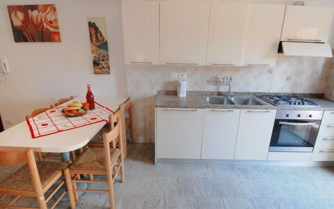 Bibione 360: Gootsteen, Cabinetry, Eigendom, Meubilair, Wastafel, Fotolijst, Tafel, Countertop, Interieur Ontwerp, Gebouw
