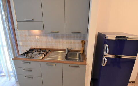 Bibione 360: Cabinetry, Gasfornuis, Fornuis, Cooktop, Toestel Van De Keuken, Countertop, Keuken, Huishoudapparatuur, Fornuis, Interieur Ontwerp