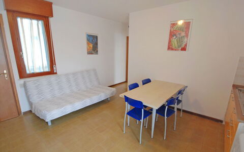 Bibione 360: Meubilair, Tafel, Venster, Gebouw, Verf, Hout, Comfort, Interieur Ontwerp, Verdieping, Flooring