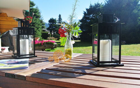Verbier 390: Eigendom, Dek, Tafel, Boom, Huis, Hout, Landschap, Fabriek, Backyard, Huis