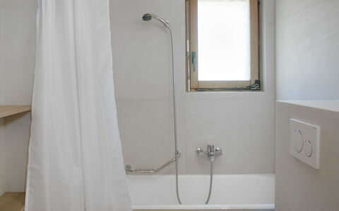 Verbier 390: Muur, Badkamer, Flooring, Verdieping, Loodgieterswerkinrichting, Interieur Ontwerp, Loodgieter, Kamer, Douche, Gordijn