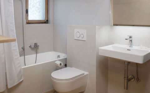 Verbier 390: Badkamer, Loodgieterswerkinrichting, Wc Bril, Toilet, Muur, Flooring, Interieur Ontwerp, Verdieping, Wastafel, Kraan