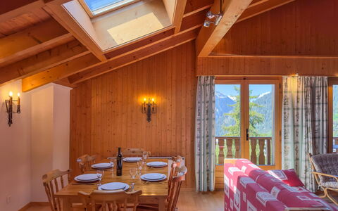 Verbier 390: Meubilair, Eigendom, Tafel, Stoel, Venster, Hout, Interieur Ontwerp, Architectuur, Verdieping, Muur