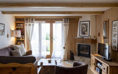Baudrier A04 390.2: Fotolijst, Eigendom, Meubilair, Tafel, Bankstel, Gebouw, Hout, Interieur Ontwerp, Televisie, Woonkamer