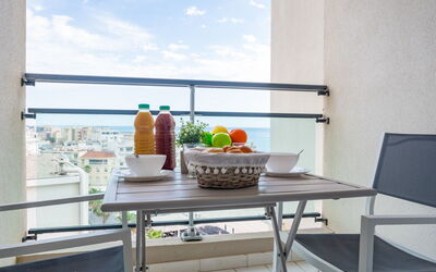 Canet-Plage 520: Tafel, Lucht, Eigendom, Wolk, Meubilair, Tableware, Bloempot, Azure, Gebouw, Venster