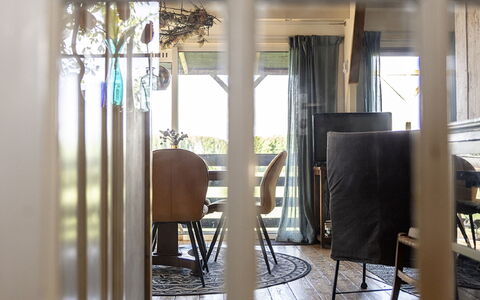 Polderzicht: Meubilair, Stoel, Hout, Interieur Ontwerp, Deur, Schaduw, Gebouw, Hardwood, Flooring
