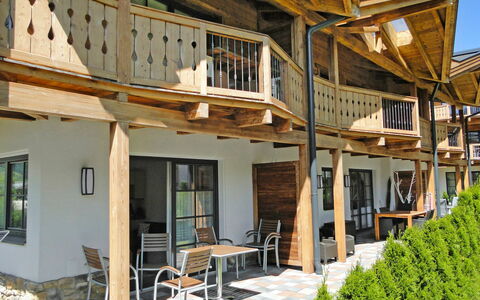 Mountain Resort-Kaprun: Eigendom, Gebouw, Venster, Meubilair, Fabriek, Tafel, Stoel, Hout, Verblijf, Schaduw
