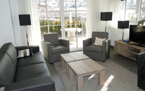 Mountain Resort-Kaprun: Woonkamer, Meubilair, Kamer, Eigendom, Interieur Ontwerp, Bankstel, Koffietafel, Tafel, Gebouw, Verdieping