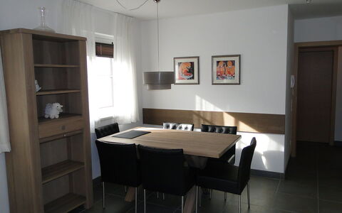Mountain Resort-Kaprun: Kamer, Eigendom, Meubilair, Interieur Ontwerp, Gebouw, Verdieping, Tafel, Plafond, Huis, Muur