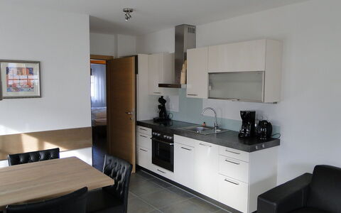 Mountain Resort-Kaprun: Kamer, Eigendom, Meubilair, Countertop, Gebouw, Keuken, Interieur Ontwerp, Huis, Cabinetry, Architectuur