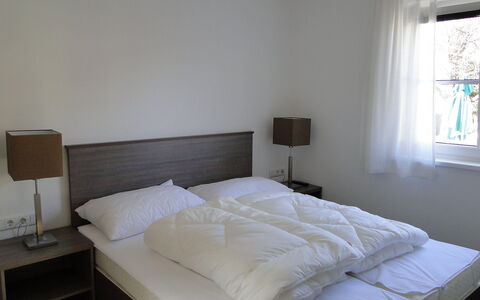 Mountain Resort-Kaprun: Slaapkamer, Meubilair, Kamer, Bed, Laken, Eigendom, Bed Frame, Matras, Bedding, Interieur Ontwerp