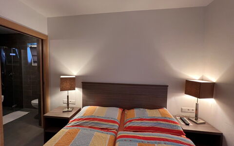 Mountain Resort-Kaprun: Meubilair, Gebouw, Eigendom, Comfort, Textiel, Hout, Interieur Ontwerp, Oranje, Bed Frame, Verlichting