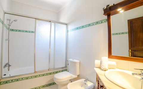 Sanso: Spiegel, Eigendom, Loodgieterswerkinrichting, Kraan, Groen, Wastafel, Badkamer, Blauw, Toilet, Wastafel In De Badkamer