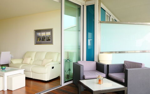 Diagonal Mar: Kamer, Meubilair, Woonkamer, Interieur Ontwerp, Eigendom, Verdieping, Gebouw, Bankstel, Plafond, Koffietafel