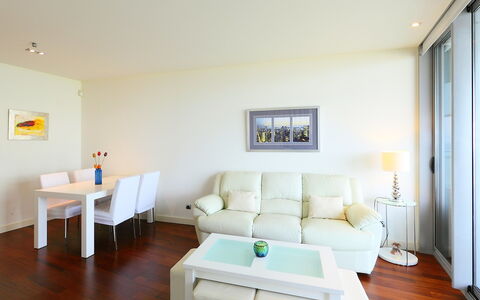Diagonal Mar: Kamer, Eigendom, Meubilair, Interieur Ontwerp, Woonkamer, Verdieping, Gebouw, Huis, Muur, Plafond