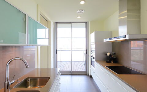 Diagonal Mar: Countertop, Kamer, Eigendom, Interieur Ontwerp, Geel, Groen, Wastafel, Meubilair, Gebouw, Verdieping