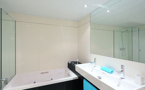Diagonal Mar: Badkamer, Kamer, Eigendom, Interieur Ontwerp, Architectuur, Tegel, Gebouw, Huis, Onroerend Goed, Plafond
