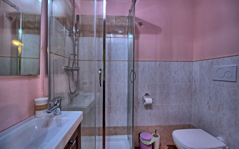 Cerretalta: Badkamer, Kamer, Eigendom, Roze, Purper, Loodgieterswerkinrichting, Interieur Ontwerp, Architectuur, Huis, Onroerend Goed