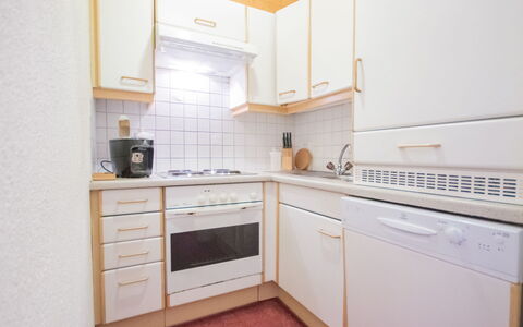 Conny: Cabinetry, Countertop, Gebouw, Toestel Van De Keuken, Fornuis, Cooktop, Lade, Huishoudapparatuur, Keuken, Fornuis
