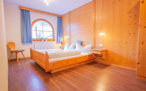 Conny: Meubilair, Gebouw, Comfort, Hout, Bed, Oranje, Textiel, Interieur Ontwerp, Flooring, Bed Frame