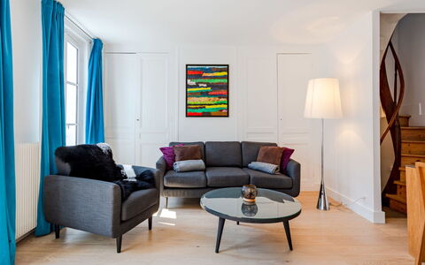 Guillaume le Conquérant: Meubilair, Eigendom, Bankstel, Gebouw, Fotolijst, Blauw, Hout, Comfort, Interieur Ontwerp, Tafel
