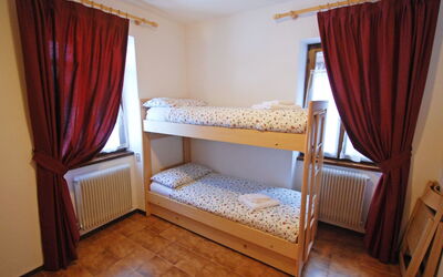 Civetta 580.2: Bed, Kamer, Meubilair, Eigendom, Slaapkamer, Gordijn, Interieur Ontwerp, Verdieping, Venster Behandeling, Bed Frame
