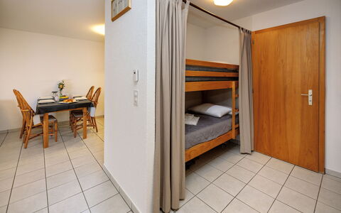 Cornalin 2: Interieur Ontwerp, Flooring, Verdieping, Meubilair, Plafond, Kamer, Bed, Slaapkamer, Beits, Hardwood