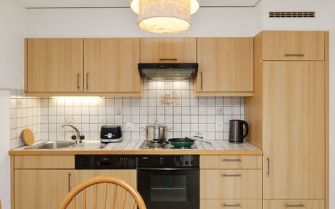 Cornalin 2: Keuken, Meubilair, Cabinetry, Hout, Countertop, Interieur Ontwerp, Toestel Van De Keuken, Flooring, Major Appliance, Verdieping