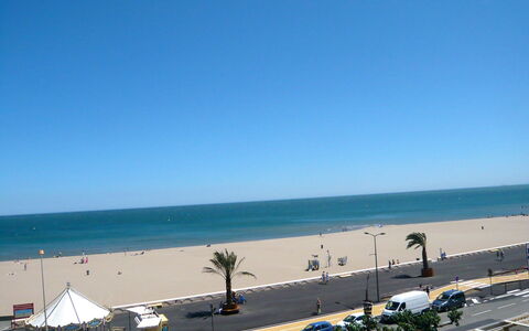 Les Terrasses du Levant: Water, Lucht, Auto, Voertuig, Azure, Wiel, Fabriek, Strand, Schaduw