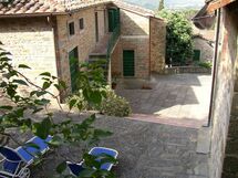 Villa Polvano - the flowers in summer in the interior patio