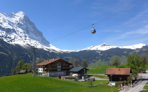 Firstsunne: Bergachtig Landvormen, Berg, Bergketen, Cable Car, Lucht, Heuvel Station, Alpen, Bergdorp, Hoogland, Vallei