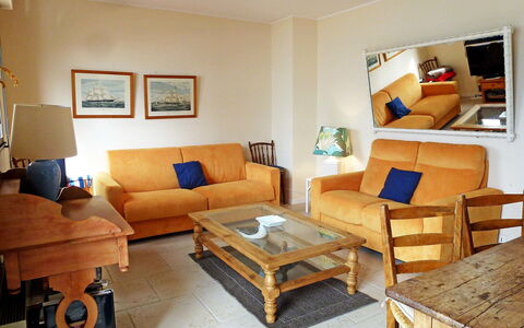 Les Flots: Woonkamer, Kamer, Meubilair, Interieur Ontwerp, Eigendom, Gebouw, Tafel, Bankstel, Verdieping, Huis
